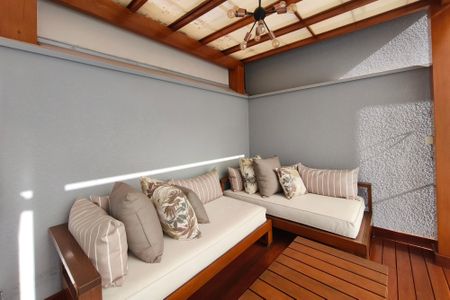 Casa de condomínio à venda com 360m², 3 quartos e 2 vagasQuintal - Piscina