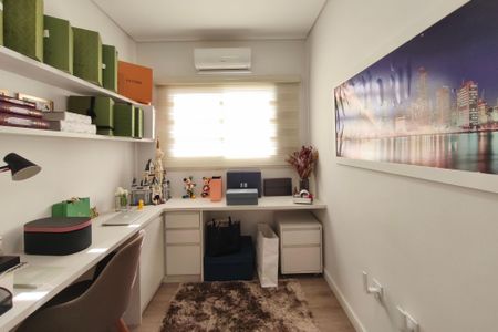 Casa de condomínio à venda com 360m², 3 quartos e 2 vagasEscritório