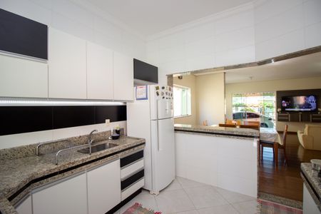 Casa à venda com 300m², 3 quartos e 4 vagasCozinha e Área de Serviço