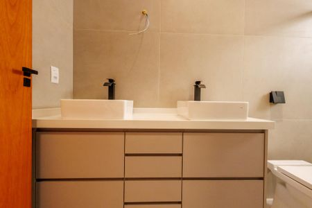 Casa de condomínio para alugar com 212m², 3 quartos e 4 vagas Casa de condomínio para alugar com 212m², 3 quartos e 4 vagasBanheiro Suíte 1