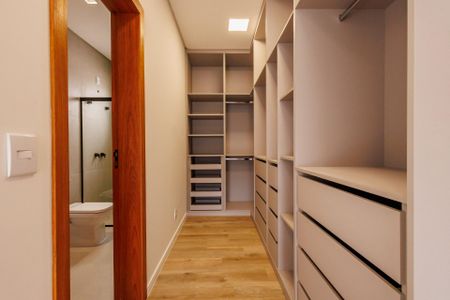 Casa de condomínio para alugar com 212m², 3 quartos e 4 vagas Casa de condomínio para alugar com 212m², 3 quartos e 4 vagasCloset Suíte 1