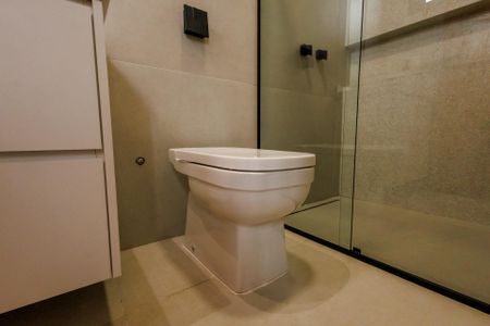 Casa de condomínio para alugar com 212m², 3 quartos e 4 vagas Casa de condomínio para alugar com 212m², 3 quartos e 4 vagasBanheiro Suíte 2