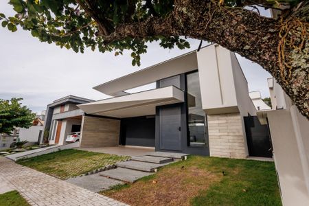 Casa de condomínio para alugar com 212m², 3 quartos e 4 vagas Casa de condomínio para alugar com 212m², 3 quartos e 4 vagasFachada