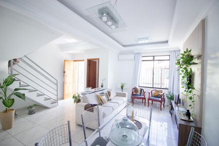 Sala de casa à venda com 3 quartos, 120m² em Europa, Contagem