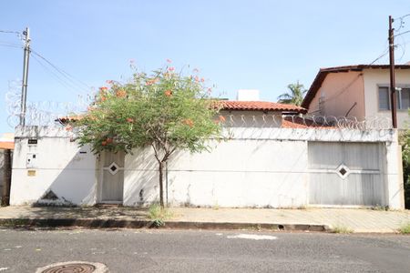 Casa para alugar com 197m², 4 quartos e 3 vagasFachada
