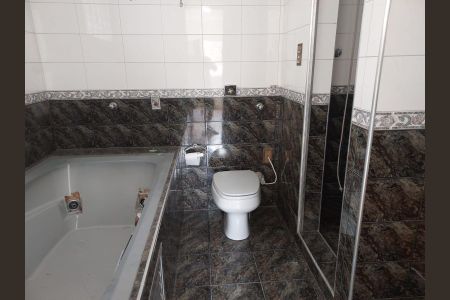 Banheiro  de casa à venda com 4 quartos, 256m² em Vila Dalva, São Paulo