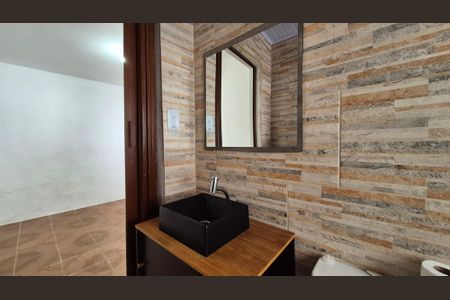 Banheiro da suíte de casa para alugar com 2 quartos, 80m² em Vila Vitória, Santo André