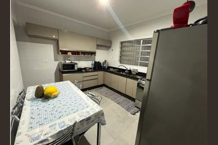 Cozinha com móveis modernos e iluminação adequada. de casa à venda com 2 quartos, 150m² em Brasilândia, São Paulo