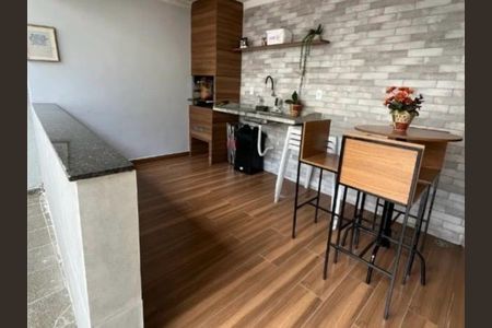 Cozinha com pia, geladeira e fog. O, com móveis de madeira e azulejos brancos e cinza no fundo. de casa à venda com 2 quartos, 150m² em Brasilândia, São Paulo