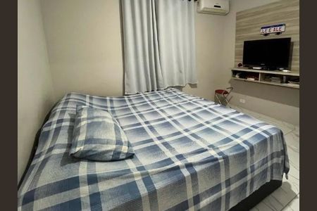 Cama simples com colchão e travesseiro, com TV e ar condicionado na parede. de casa à venda com 2 quartos, 150m² em Brasilândia, São Paulo