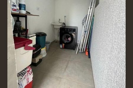 Lavanderia comum com geladeira e máquina de lavar roupa, com piso de cerâmica e iluminação boa. de casa à venda com 2 quartos, 150m² em Brasilândia, São Paulo