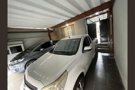 Garagem com dois carros, um branco e um cinza, com teto de concreto e paredes de gesso. de casa à venda com 2 quartos, 150m² em Brasilândia, São Paulo