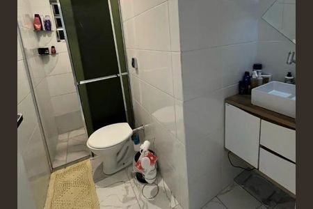 Banheiro com piso de porcelanato, vaso sanitário e lavatório branco, e espelho na parede. de casa à venda com 2 quartos, 150m² em Brasilândia, São Paulo