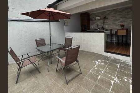 Varanda com mesa e cadeiras, com vista para a cidade. de casa à venda com 2 quartos, 150m² em Brasilândia, São Paulo