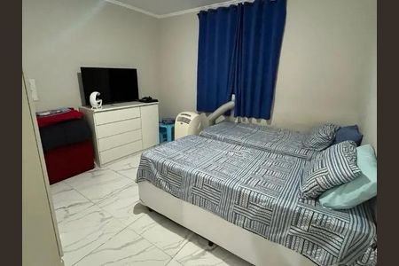 Quarto com cama, TV e ar condicionado, com piso de porcelanato e móveis brancos. de casa à venda com 2 quartos, 150m² em Brasilândia, São Paulo