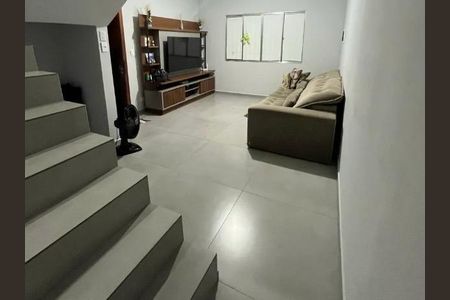 Sala de estar com sofá, TV e móveis de madeira, iluminada por luz natural e artificial. de casa à venda com 2 quartos, 150m² em Brasilândia, São Paulo