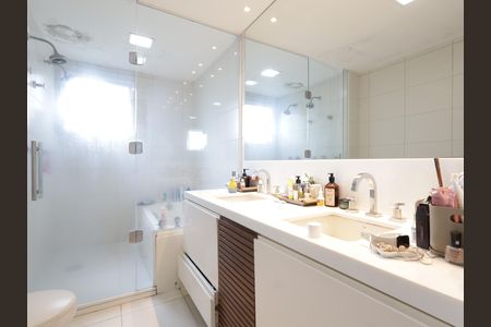 Apartamento à venda com 223m², 3 quartos e 4 vagasBanheiro da Suíte 3