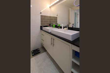 Apartamento à venda com 120m², 3 quartos e 2 vagas Apartamento à venda com 120m², 3 quartos e 2 vagasBanheiro Suíte