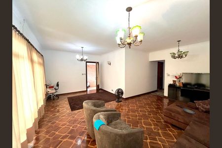 Casa à venda com 180m², 3 quartos e 4 vagas