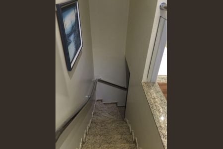 Casa de condomínio à venda com 105m², 3 quartos e 3 vagasEscada