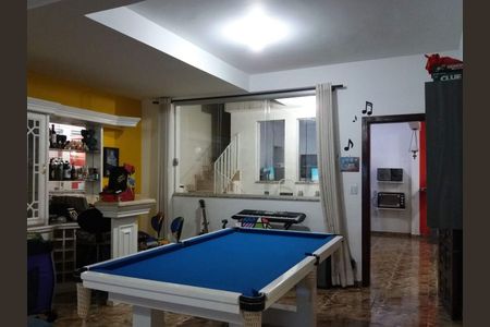 Casa à venda com 3 quartos, 200m² em Parque Maria Domitila, São Paulo