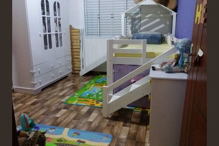 Casa à venda com 3 quartos, 200m² em Parque Maria Domitila, São Paulo