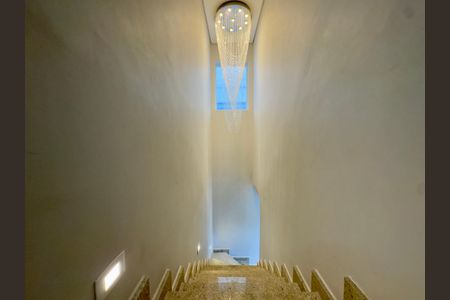Casa para alugar com 190m², 3 quartos e 1 vaga Casa para alugar com 190m², 3 quartos e 1 vagaEscada
