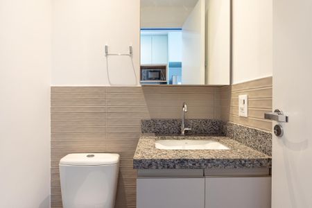 Banheiro de kitnet/studio para alugar com 1 quarto, 25m² em Vila Olímpia, São Paulo
