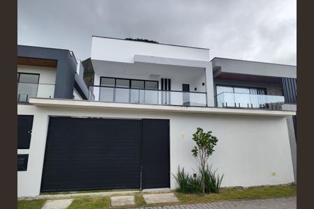 Casa de condomínio à venda com 200m², 4 quartos e 1 vagaFachada