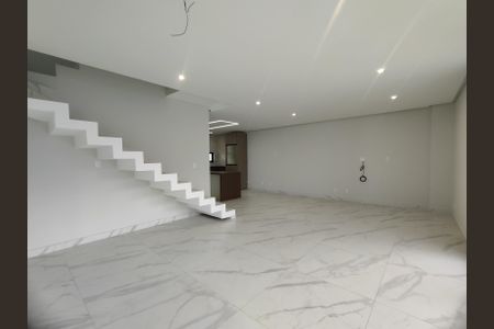 Sala de casa de condomínio à venda com 4 quartos, 200m² em Vargem Pequena, Rio de Janeiro