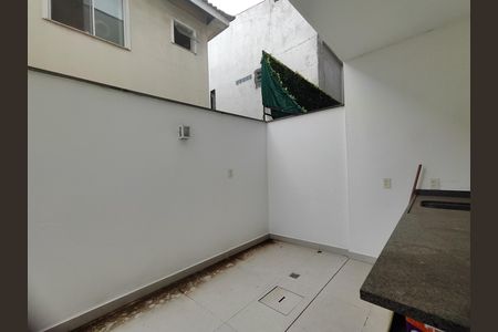 Casa de condomínio à venda com 200m², 4 quartos e 1 vagaÁrea de Serviço