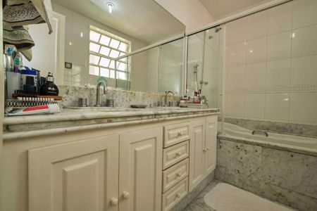 Casa à venda com 221m², 4 quartos e 3 vagas