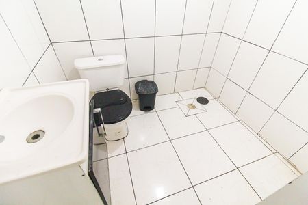 Banheiro de casa para alugar com 1 quarto, 50m² em Vila Santa Teresinha, São Paulo