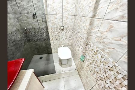 Banheiro de casa de condomínio para alugar com 2 quartos, 40m² em Vila Espanhola, São Paulo