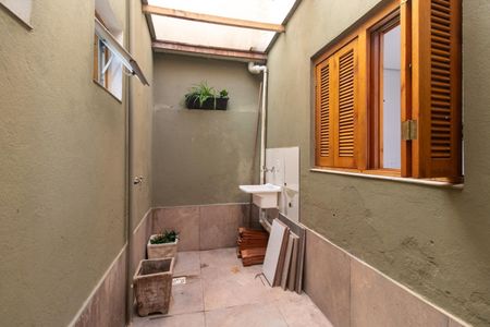 Casa à venda com 70m², 2 quartos e 2 vagasQuintal