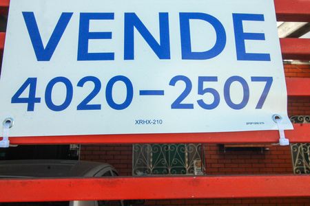 Casa à venda com 250m², 4 quartos e 3 vagasPlaca instalada em 12/05/2026 com o código XRHX-210