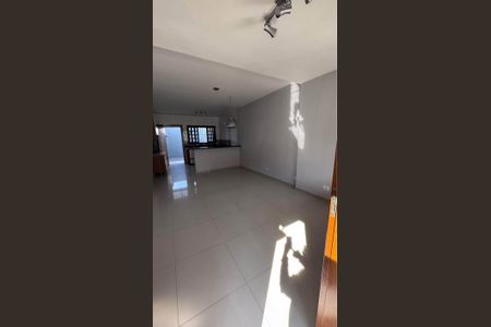 Sala de casa para alugar com 2 quartos, 100m² em Jardim Silvia, Embu das Artes