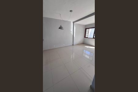 Casa para alugar com 100m², 2 quartos e 2 vagasSala