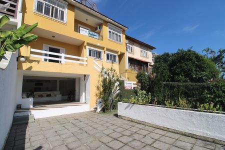 Casa de condomínio à venda com 360m², 3 quartos e 2 vagasFrente da casa