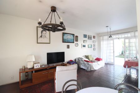 Sala de casa de condomínio à venda com 3 quartos, 360m² em Anil, Rio de Janeiro