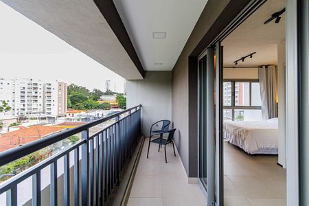 Studio para alugar com 32m², 1 quarto e sem vaga Studio para alugar com 32m², 1 quarto e sem vagaVaranda