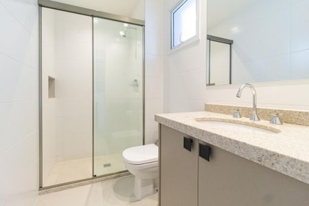 Apartamento à venda com 136m², 3 quartos e 2 vagas Apartamento à venda com 136m², 3 quartos e 2 vagasBanheiro da suíte 1