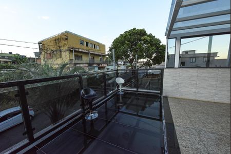 Casa à venda com 110m², 4 quartos e 2 vagas Casa à venda com 110m², 4 quartos e 2 vagasTerraço