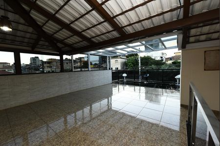 Casa à venda com 110m², 4 quartos e 2 vagas Casa à venda com 110m², 4 quartos e 2 vagasTerraço