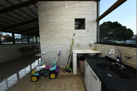 Casa à venda com 110m², 4 quartos e 2 vagas Casa à venda com 110m², 4 quartos e 2 vagasTerraço