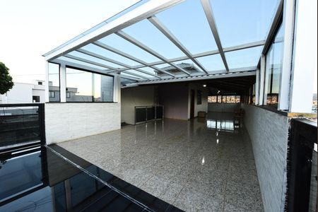 Casa à venda com 110m², 4 quartos e 2 vagas Casa à venda com 110m², 4 quartos e 2 vagasTerraço