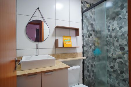 Banheiro  de apartamento à venda com 2 quartos, 49m² em Santa Fe, Porto Alegre