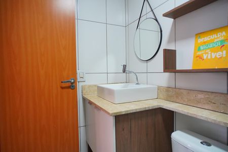 Banheiro  de apartamento à venda com 2 quartos, 49m² em Santa Fe, Porto Alegre