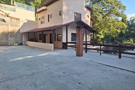 Casa de condomínio à venda com 258m², 3 quartos e 4 vagasQuintal