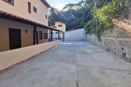 Casa de condomínio à venda com 258m², 3 quartos e 4 vagasQuintal